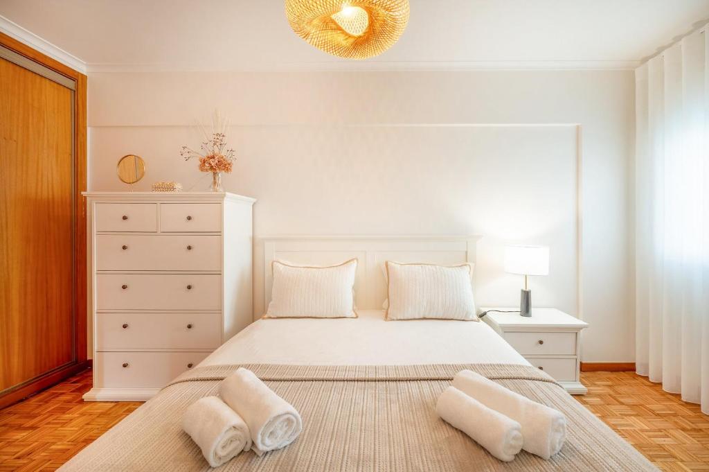 ein Schlafzimmer mit einem Bett mit zwei Handtüchern darauf in der Unterkunft GuestReady - A Cosy Retreat in Lumiar in Lissabon