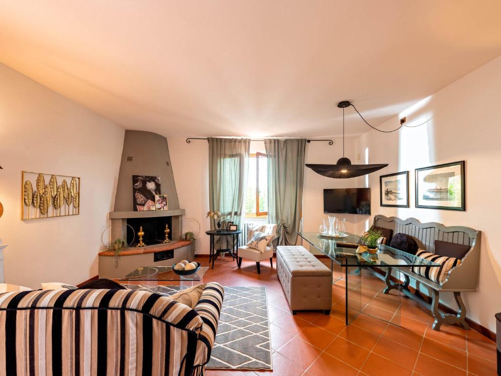 a living room with couches and a table at Cozy Apartment in the heart of Chianti (free Parking) in Pieve di Panzano