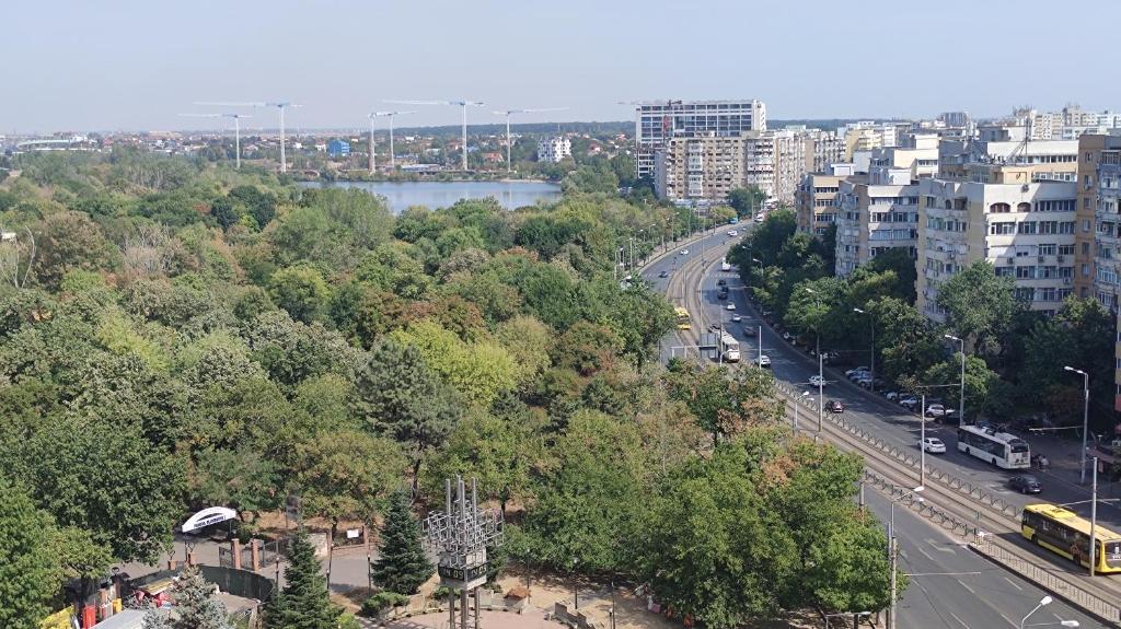 una vista aérea de una ciudad con una carretera y edificios en Lake and park view residence en Bucarest