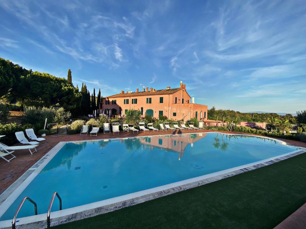 une grande piscine en face d'une maison dans l'établissement Sunset house, à Rosignano Marittimo