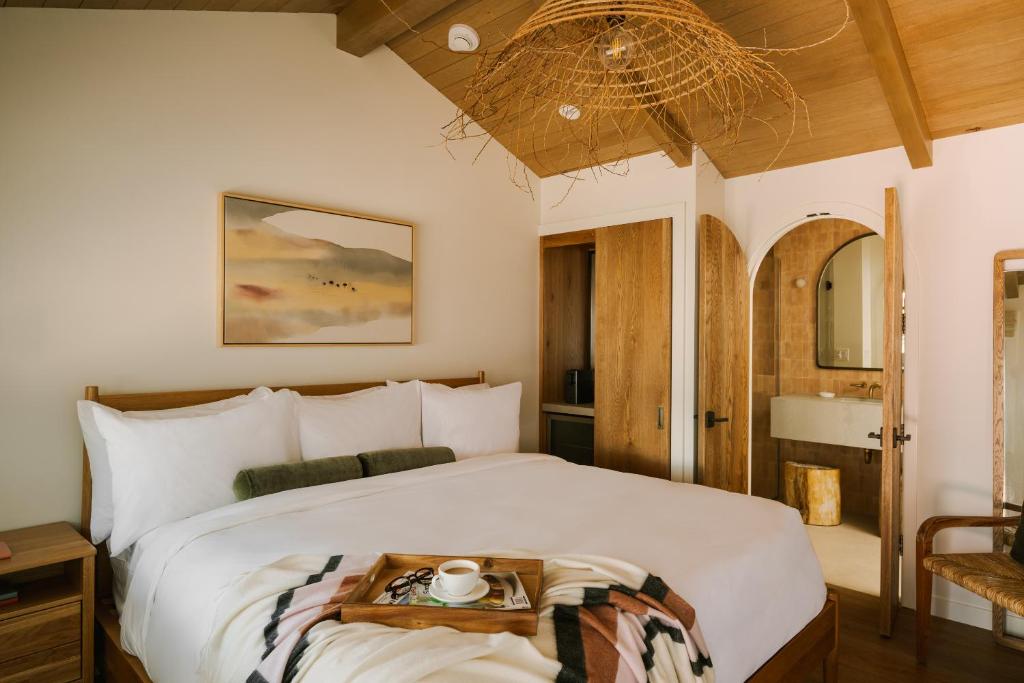 Un dormitorio con una cama y una bandeja. en Sonder Woods Cove, en Laguna Beach