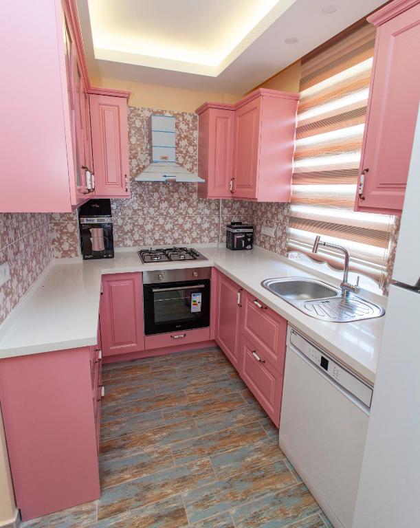 Kuchyň nebo kuchyňský kout v ubytování Roses Villa