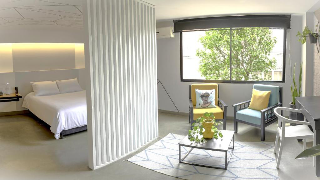 Uma cama ou camas num quarto em Hotel El Peñon by Bithotels