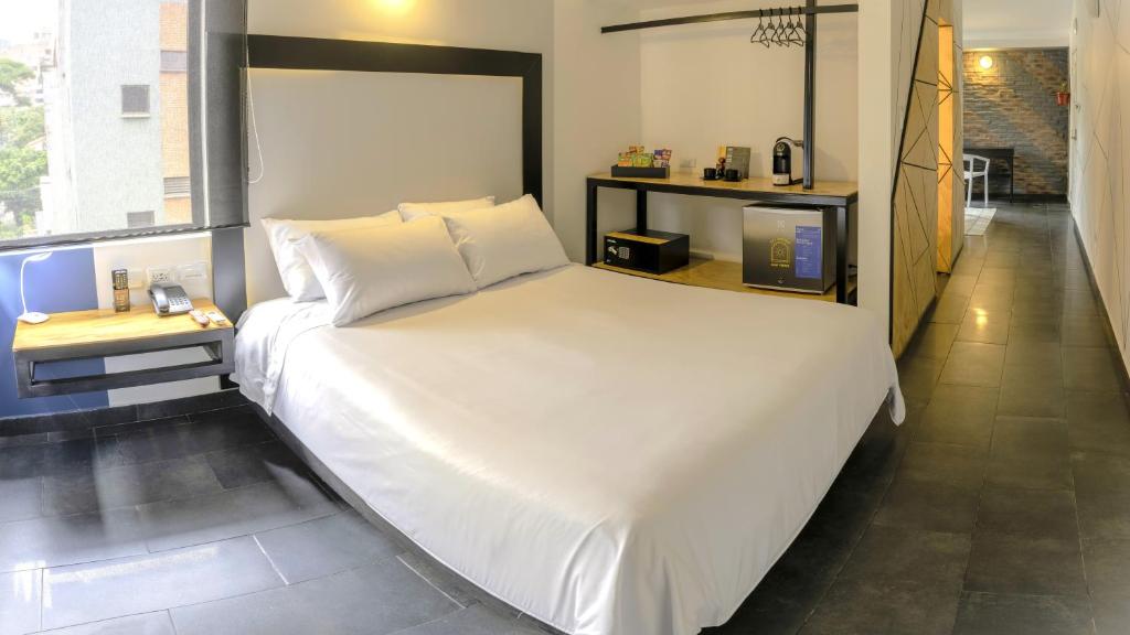 Uma cama ou camas num quarto em Hotel El Peñon by Bithotels