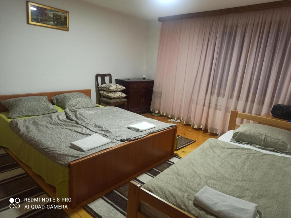 Llit o llits en una habitació de Apartman Dove