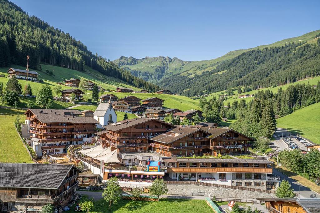 - une vue aérienne sur un village dans les montagnes dans l'établissement 4*S Galtenberg Resort, à Alpbach