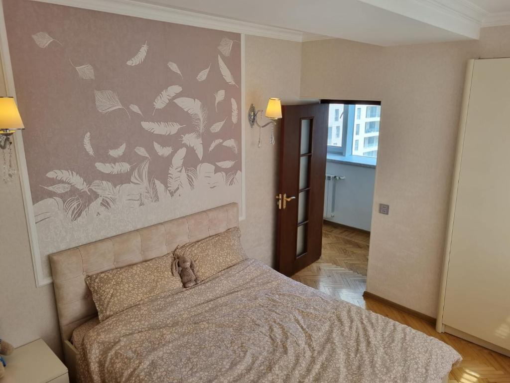Un dormitorio con una cama con un osito de peluche. en Flat above Rose Bar, en Baku