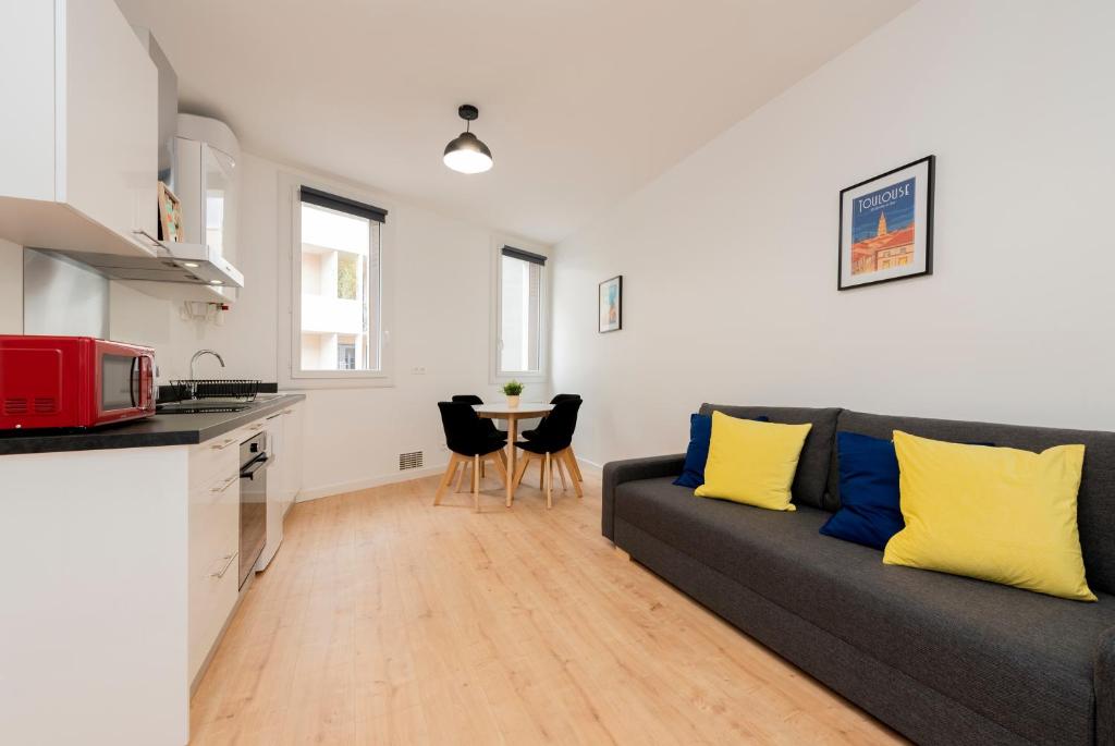 un salon avec un canapé et une table dans l'établissement Le Bachelier - T2 proches Ramblas de Toulouse, à Toulouse