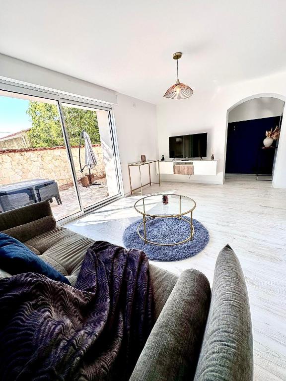 un salon avec un canapé et une table dans l'établissement Oasis de Thau, à Balaruc-les-Bains