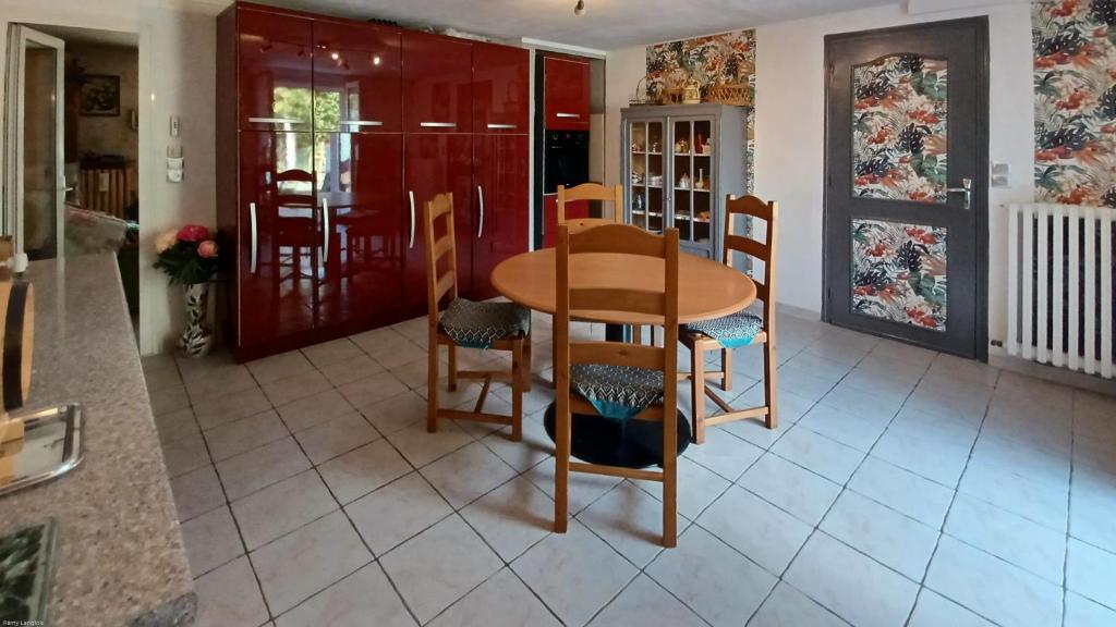een keuken met een tafel en stoelen in een kamer bij joli appartement in Villeneuve-sur-Lot