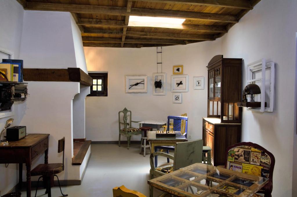 een kamer met een tafel en stoelen in een kamer bij Lili's - Alojamento Local in Monsanto