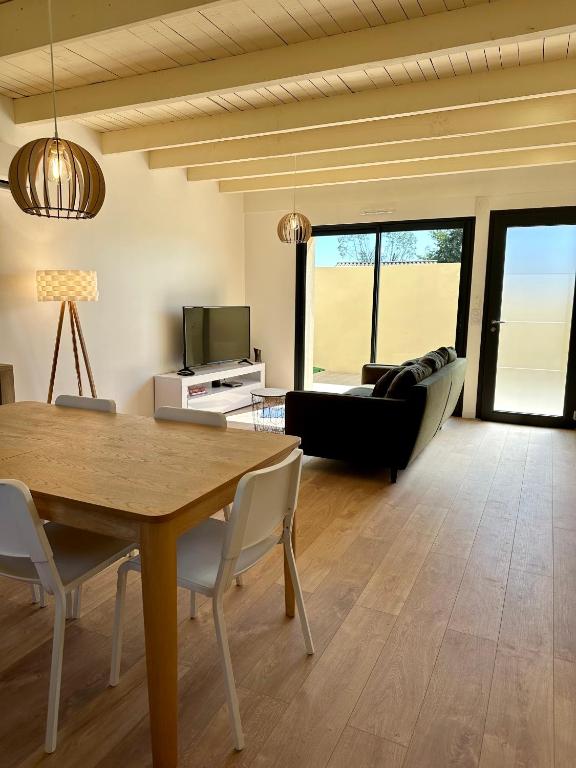 TV a/nebo společenská místnost v ubytování La Halte Occitane - Classé 3 étoiles - Pour 6 personnes, 3 chambres, parking, terrasse, tout inclus