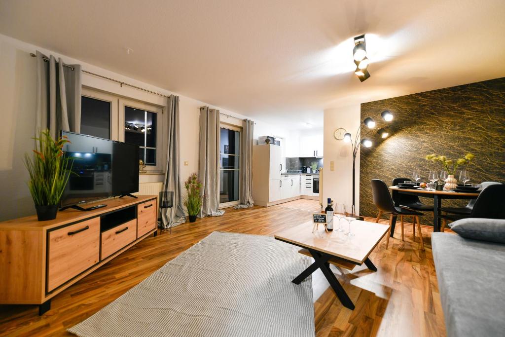 - un salon avec un canapé et une table dans l'établissement Exklusives-City-Apartment mit gratis Tiefgarage, Balkon, Waschtrockner, Netflix, à Cottbus