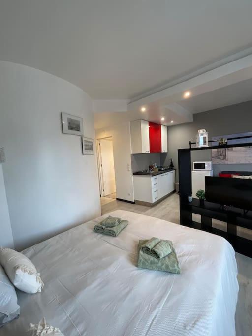 - une chambre avec un grand lit blanc et 2 oreillers dans l'établissement Apartamento t0 com vistas para o DOURO, à Vila Nova de Gaia