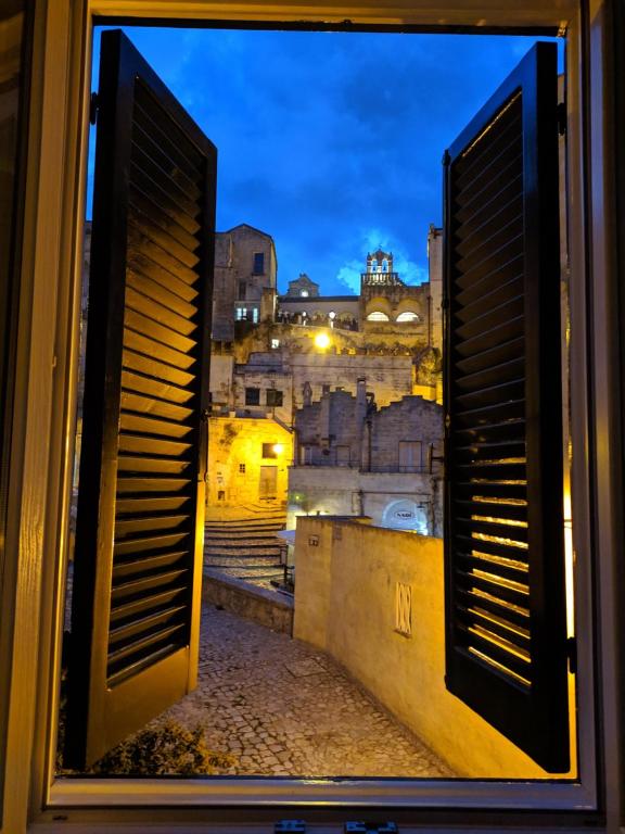 einen Blick aus dem Fenster einer Stadt in der Nacht in der Unterkunft Giù nei Sassi in Matera