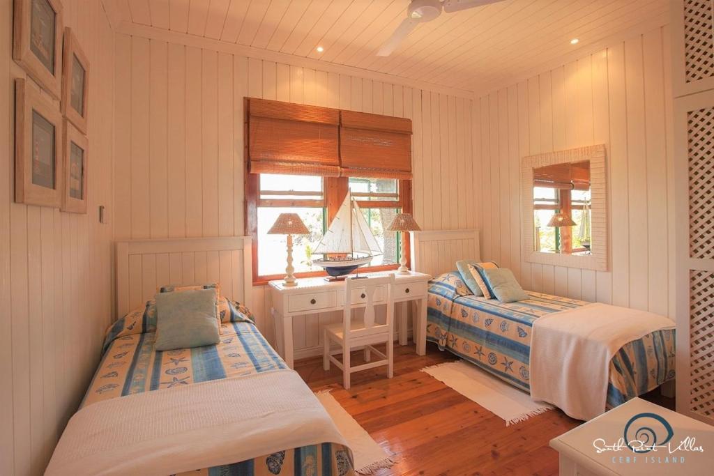 Postel nebo postele na pokoji v ubytování South Point Villas Cerf Island