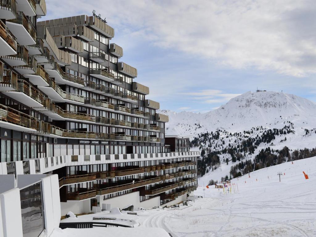 a building on a ski slope with a mountain in the background at Studio Plagne Aime 2000, 1 pièce, 4 personnes - FR-1-181-2618 in Aime-La Plagne