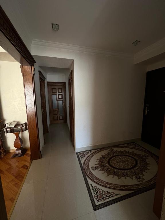 un pasillo vacío con una alfombra en el suelo en Genclik, en Baku