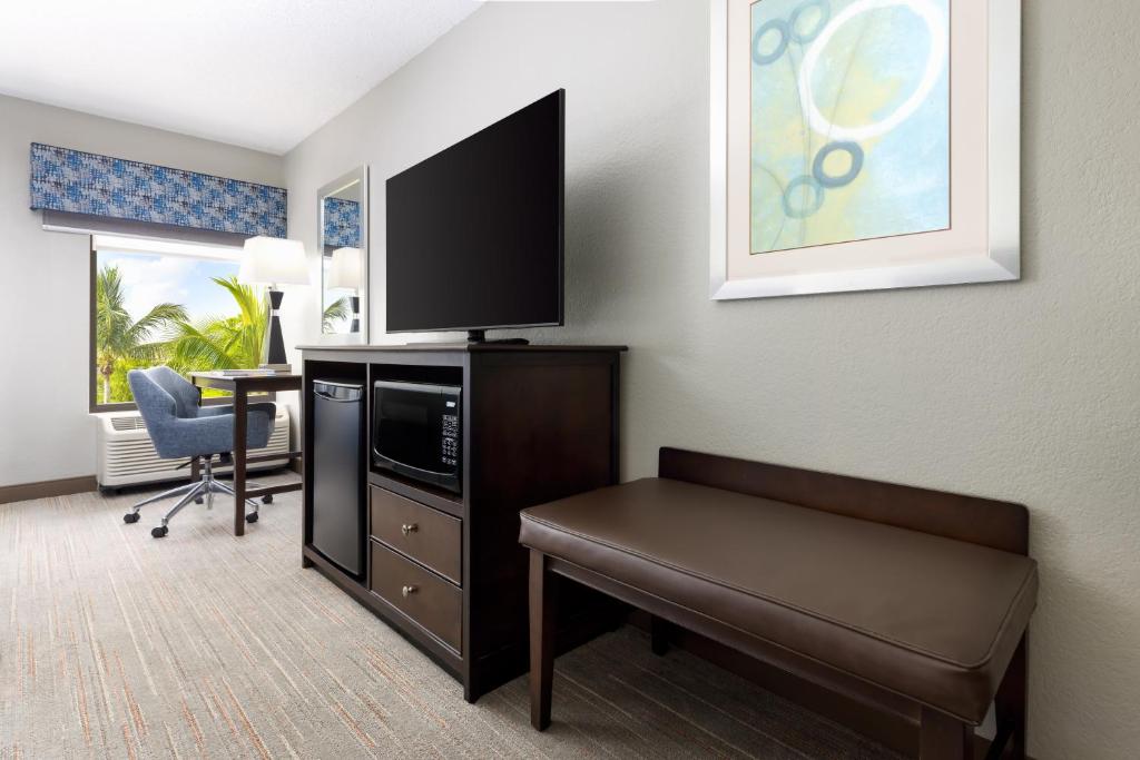 Hampton Inn Naples-Central photo