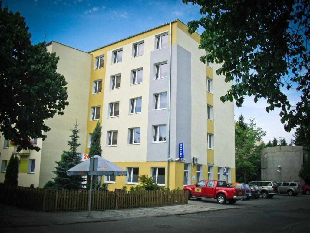 Un camión rojo estacionado frente a un edificio en HOSTEL 24, en Bydgoszcz