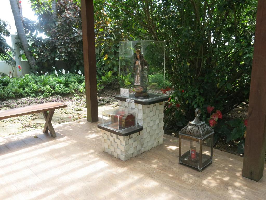 Um jardim em Kaakupe Praia Hotel