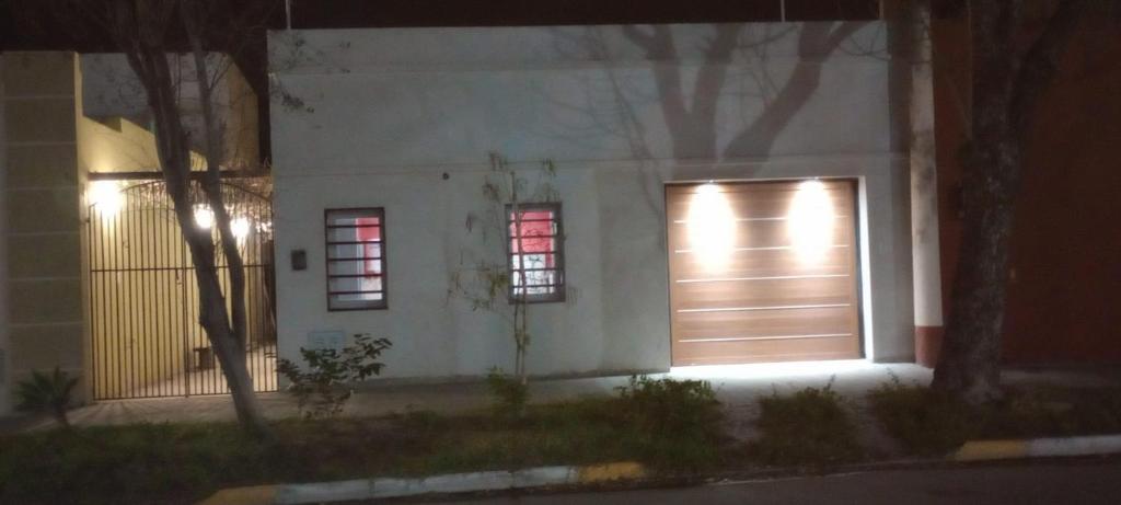 una casa con una puerta de garaje y dos ventanas en Casa de Chuchi en Reconquista