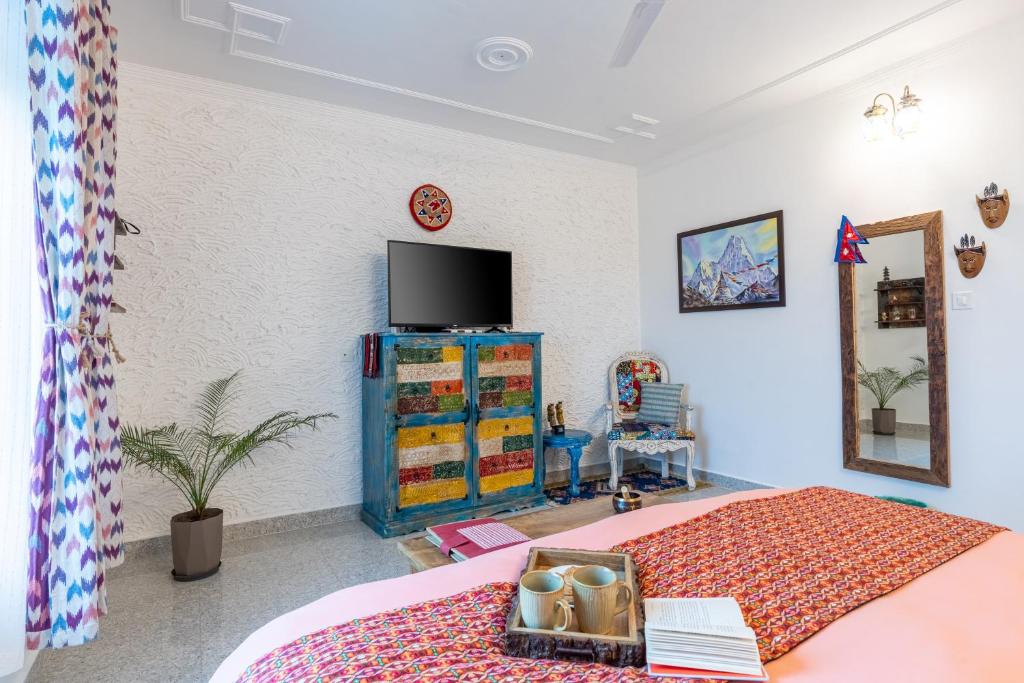 TV a/nebo společenská místnost v ubytování The Himaal, Bir - Boutique Homestay