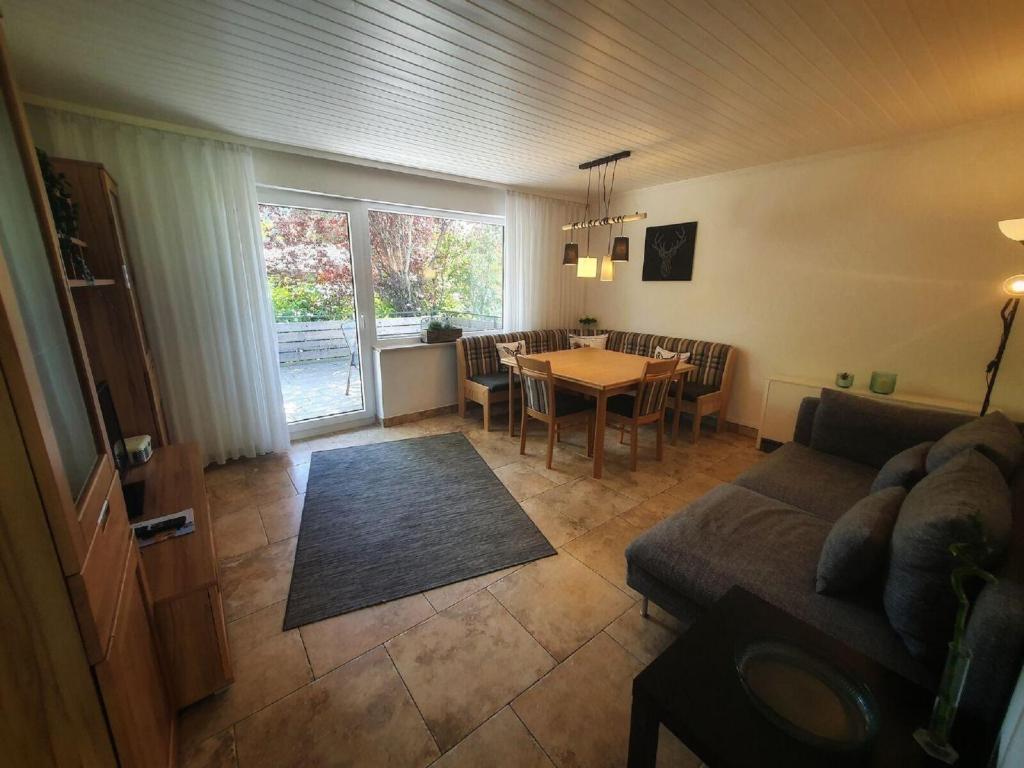 een woonkamer met een bank en een tafel bij Feriendorf Reichenbach - Wieselweg 20 in Nesselwang