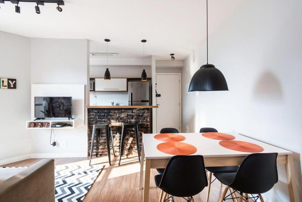 a kitchen and dining room with a table and chairs at Apartamentos De 2 Dormitório Com Garagem Vila Prudente Metro Tamanduateí in Sao Paulo