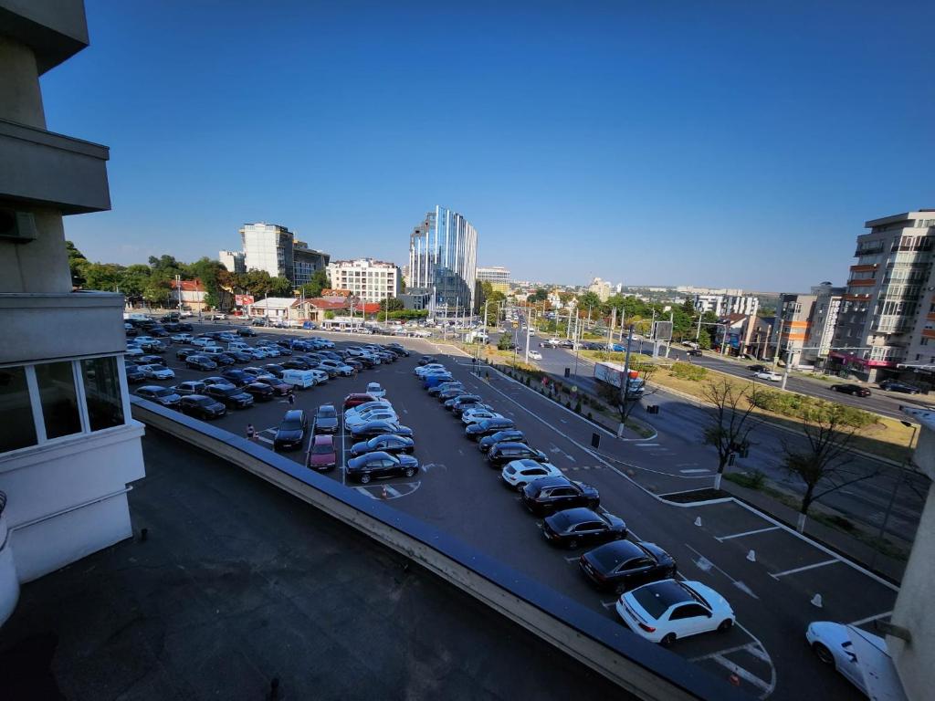 ein Parkplatz voller Autos in einer Stadt in der Unterkunft Modern Vision 1-room Apartament in Hipermarket Nr-1 in Chişinău
