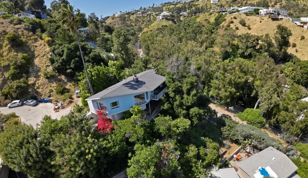 uma vista aérea de uma casa numa colina em Stunning Hollywood Midcentury Modern-Views-Best Location! em Los Angeles