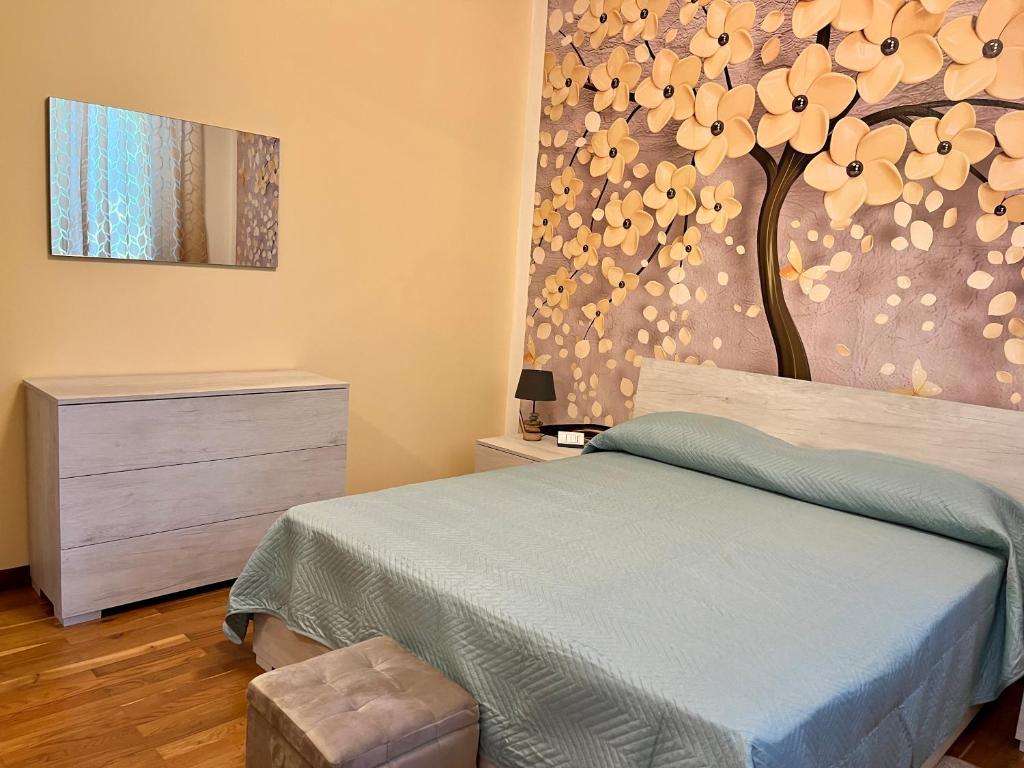 Postel nebo postele na pokoji v ubytování LUKAS HOME CON IL CUORE Appartamento 3 camere al piano terra e appartamento 1 camera in taverna