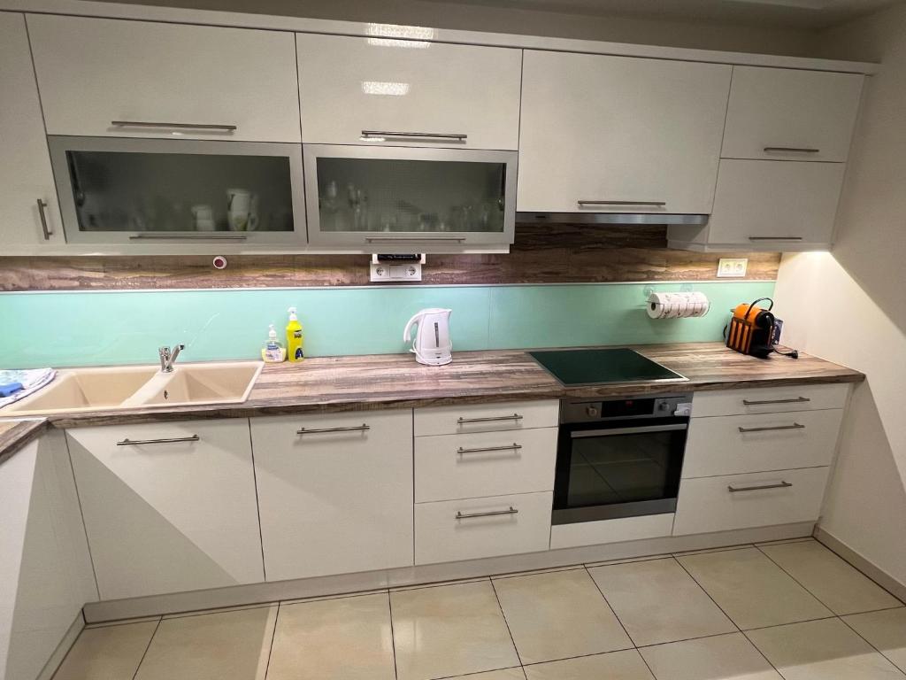 Kuchyň nebo kuchyňský kout v ubytování Star Street Home