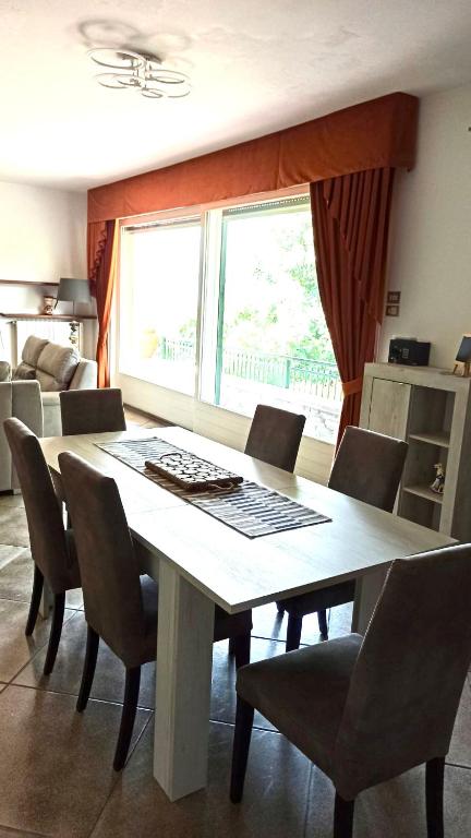 Posezení v ubytování LUKAS HOME CON IL CUORE Appartamento 3 camere al piano terra e appartamento 1 camera in taverna