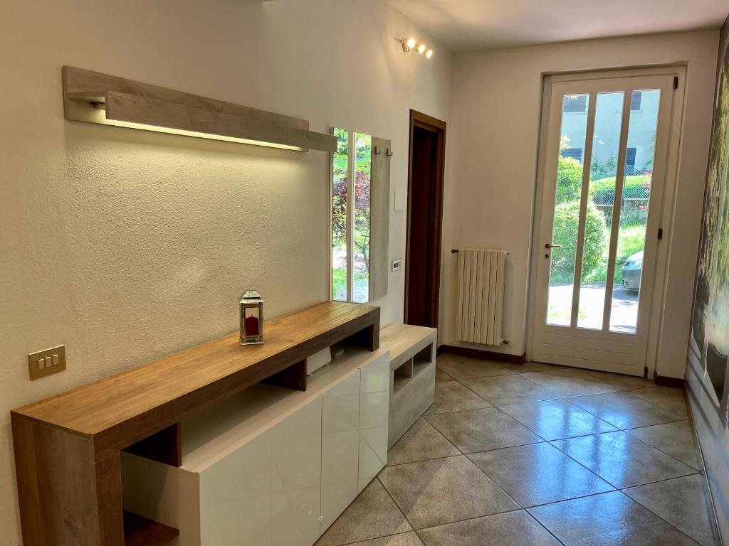 Kuchyň nebo kuchyňský kout v ubytování LUKAS HOME CON IL CUORE Appartamento 3 camere al piano terra e appartamento 1 camera in taverna