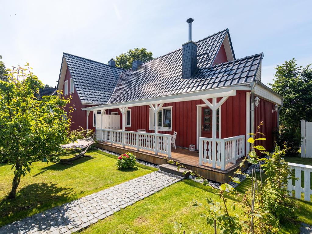 a red house with a gambrel roof at Ostseeklang in Zingst