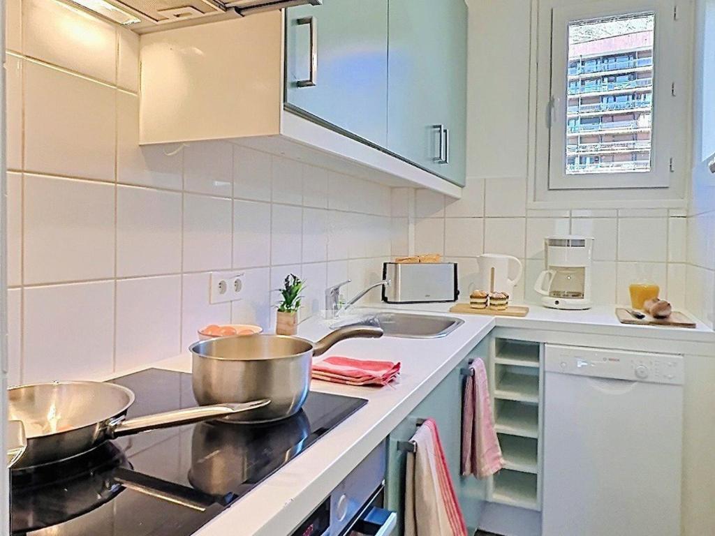 Kuchyňa alebo kuchynka v ubytovaní Appartement 3 pièces pour 8 à Tignes, proche pistes, balcon, TV, lave-vaisselle, non-fumeur - FR-1-411-535