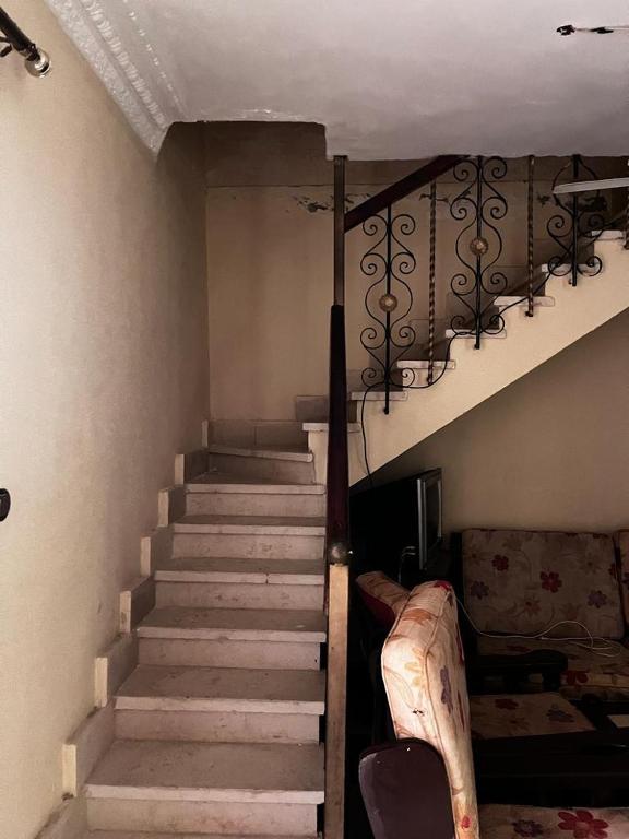 un escalier dans une chambre avec un escalier. dans l'établissement الاسكندريه وابور الميه, à Alexandrie