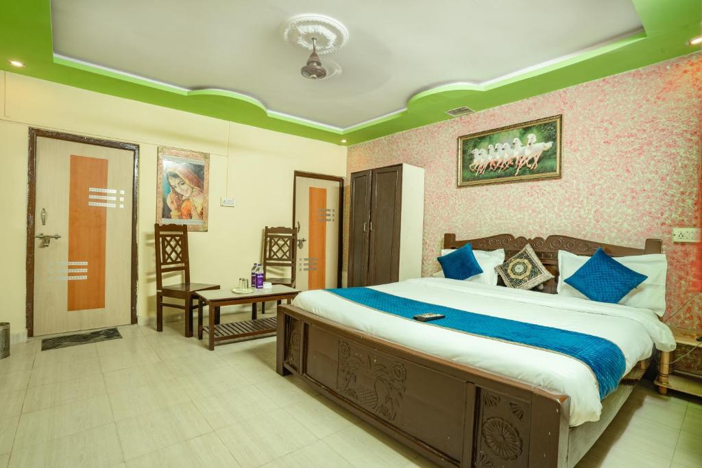 Postel nebo postele na pokoji v ubytování Hotel Classic Jaisalmer