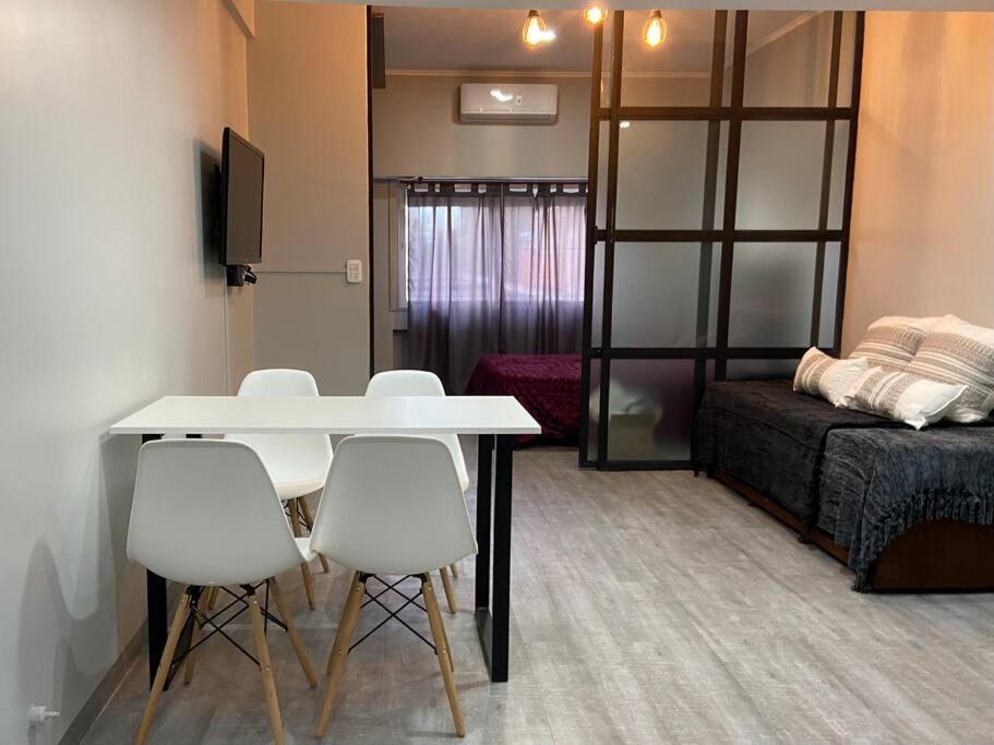 Zimmer mit einem Tisch, Stühlen und einem Bett in der Unterkunft Cares Apartament Castelar in Castelar