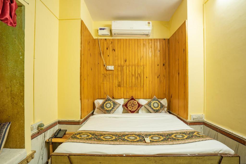 Postel nebo postele na pokoji v ubytování Hotel Classic Jaisalmer