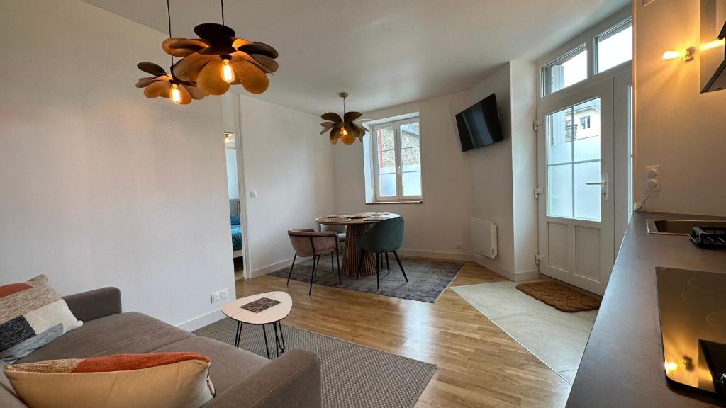 un salon avec un canapé et une table dans l'établissement Des vacances au coeur de Dinard - Appartement entier, à Dinard