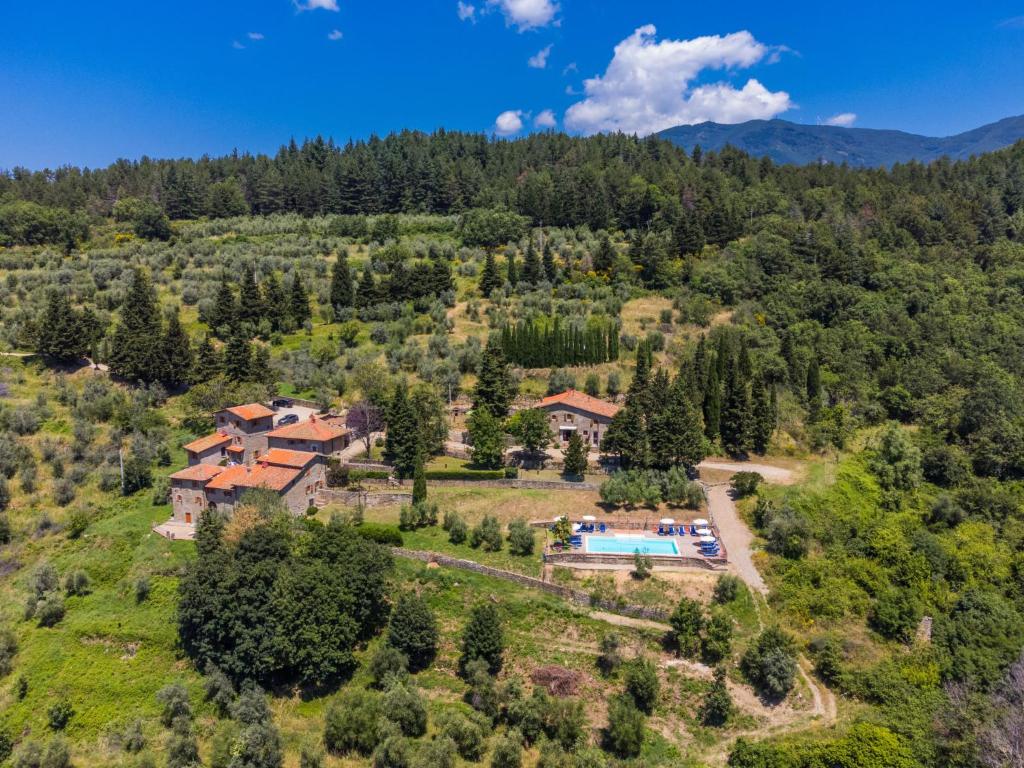 una finca en las montañas con una piscina y una casa en Holiday Home La Torre by Interhome, en Reggello