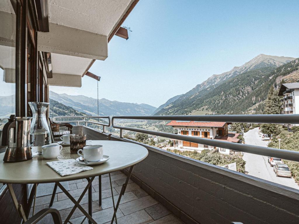 una mesa en un balcón con vistas a las montañas en Apartment Tauernspirit by Interhome en Bad Gastein