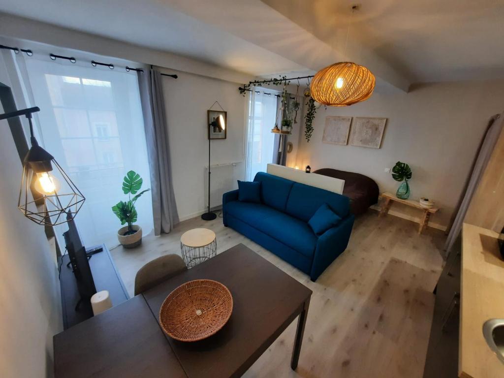 uma vista superior de uma sala de estar com um sofá azul em Pour 1 à 9 personnes - La gerbe de blé - Terrasse em Laval