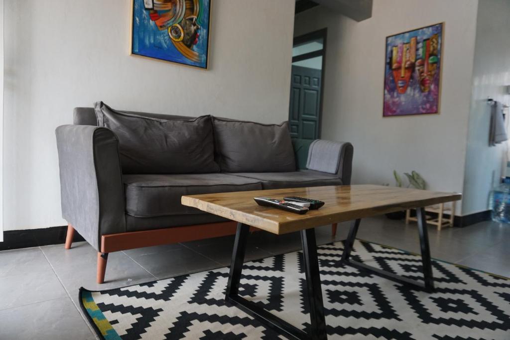 een woonkamer met een bank en een salontafel bij Welcome to the orchid. in Sisa
