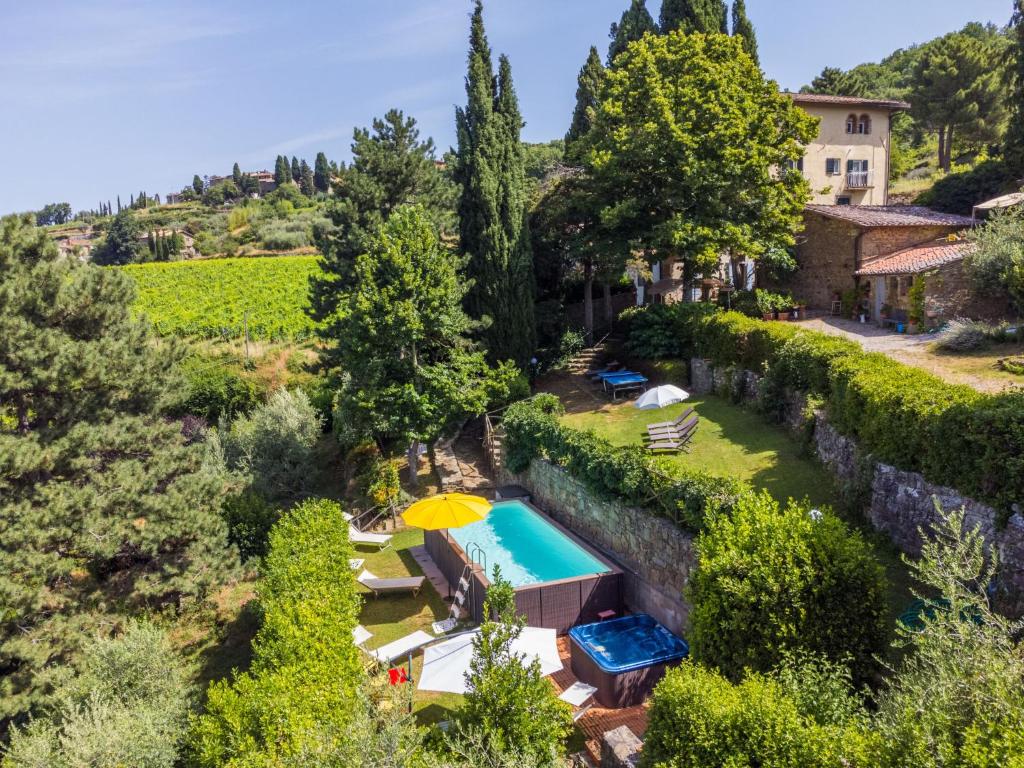 una vista aérea de una villa con piscina en Holiday Home Ridaldi by Interhome, en Greve in Chianti