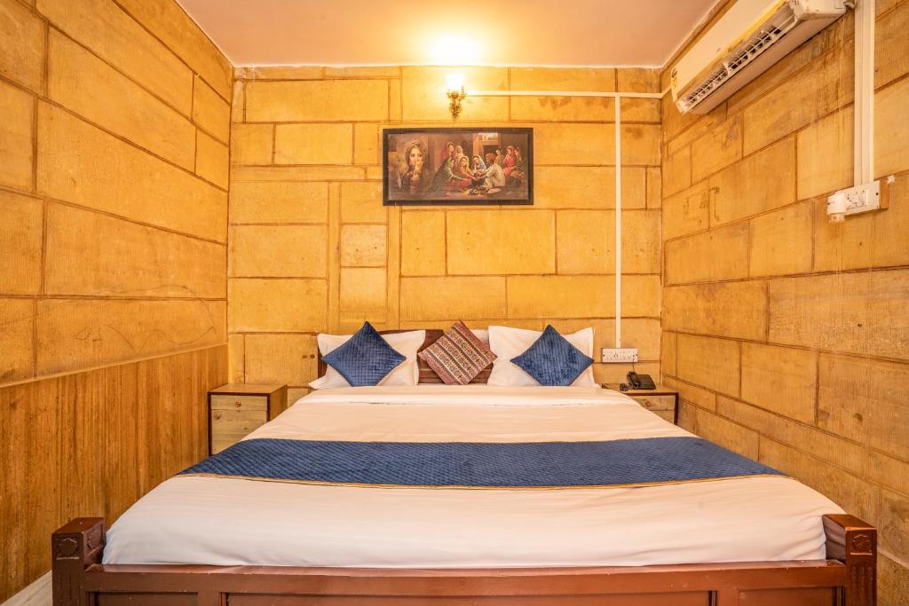 Postel nebo postele na pokoji v ubytování Hotel Classic Jaisalmer