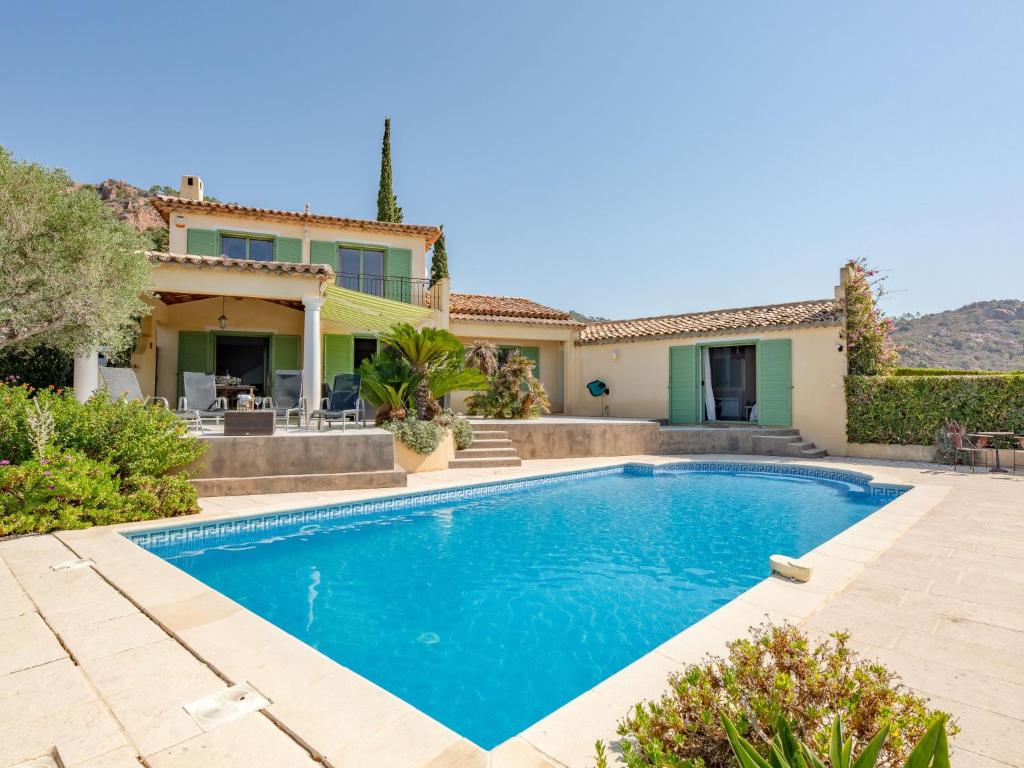 une piscine devant une maison dans l'établissement Villa Reves de Rives by Interhome, à Agay