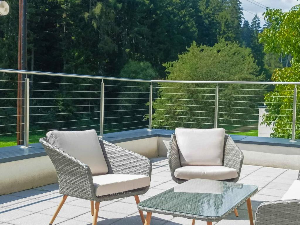 2 Stühle und ein Tisch auf der Terrasse in der Unterkunft Apartment Apart Hof Achenrainer by Interhome in Landeck